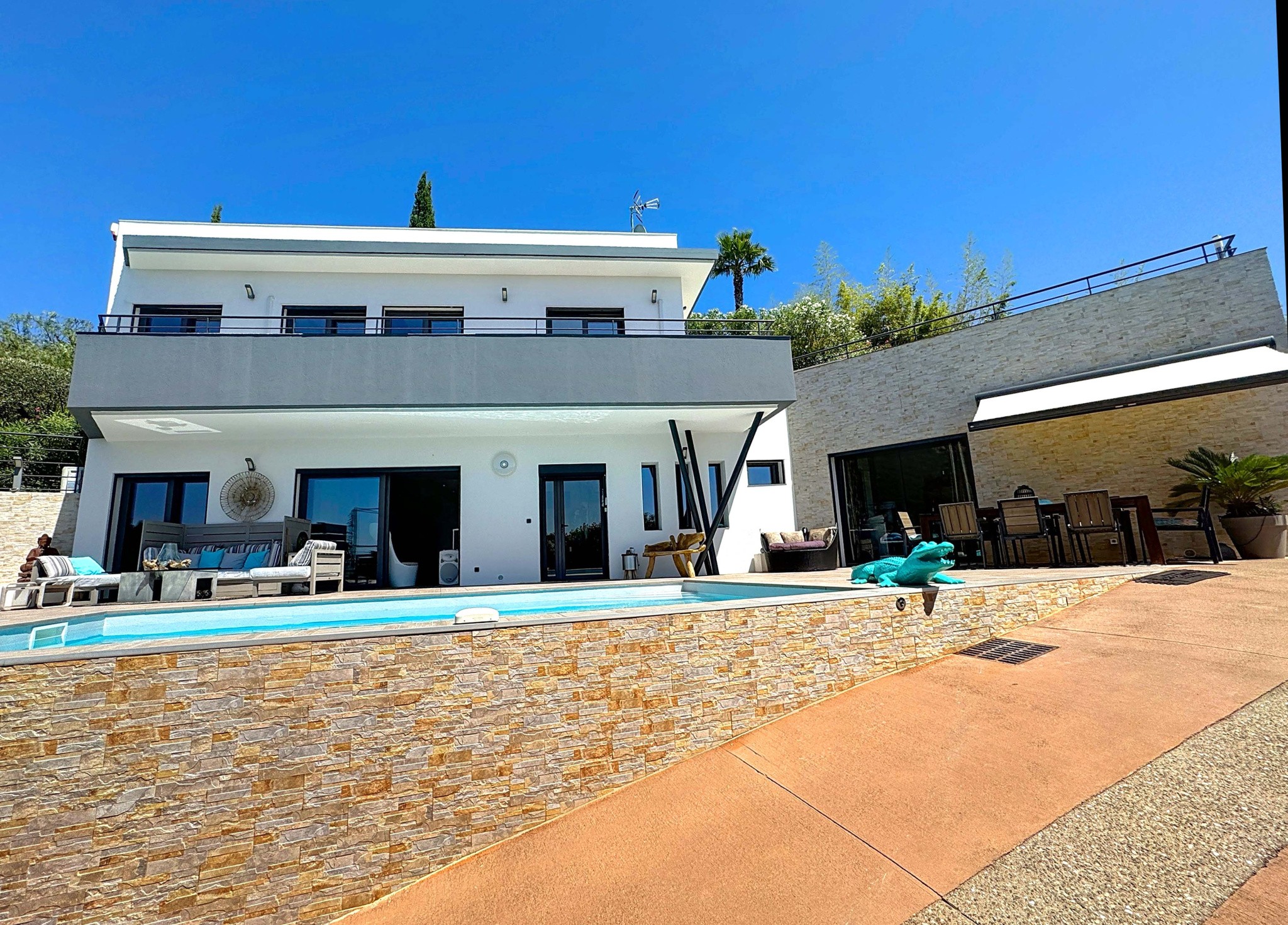 83700 DAINT RAPHAEL -VILLA CONTEMPORAINE F6 PISCINE JACUZZI — photo 2