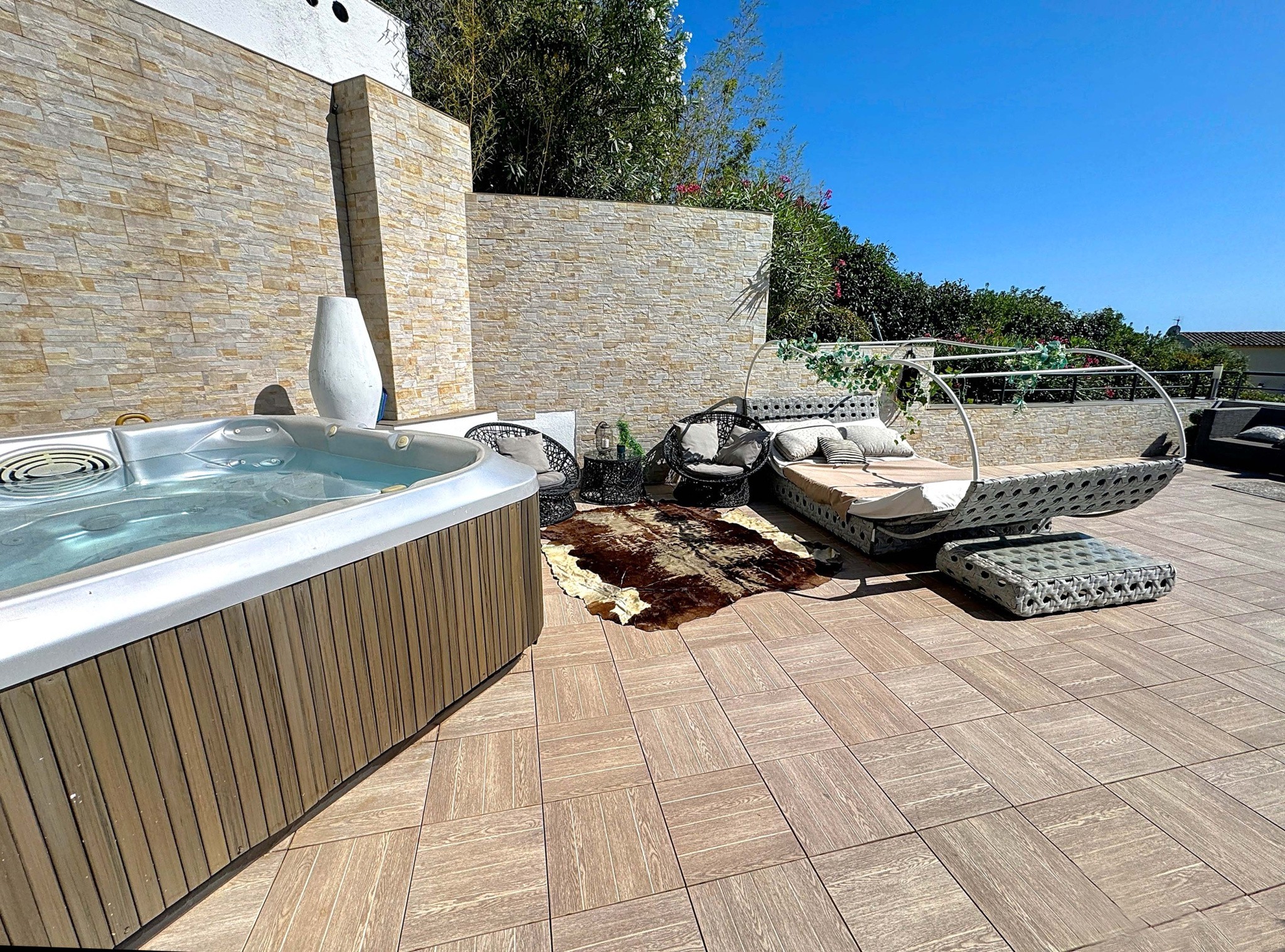83700 DAINT RAPHAEL -VILLA CONTEMPORAINE F6 PISCINE JACUZZI — photo 10