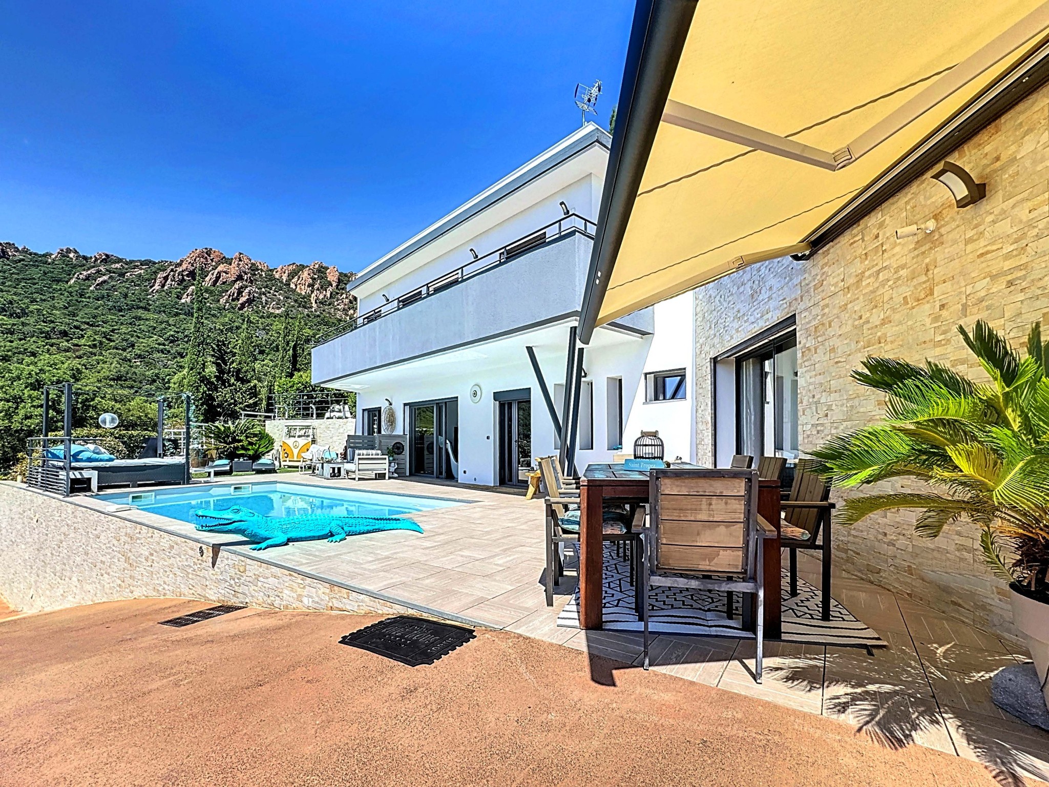 83700 DAINT RAPHAEL -VILLA CONTEMPORAINE F6 PISCINE JACUZZI — photo 4