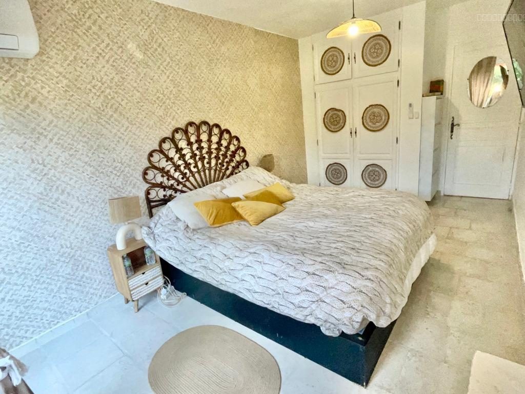 83600 FREJUS PLAGE Appartement F3 +BUREAU  rez de jardin  terrasse avec parking proche plage — photo 15