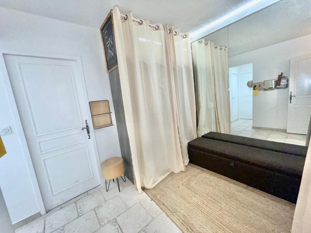 83600 FREJUS PLAGE Appartement F3 +BUREAU  rez de jardin  terrasse avec parking proche plage — photo 13