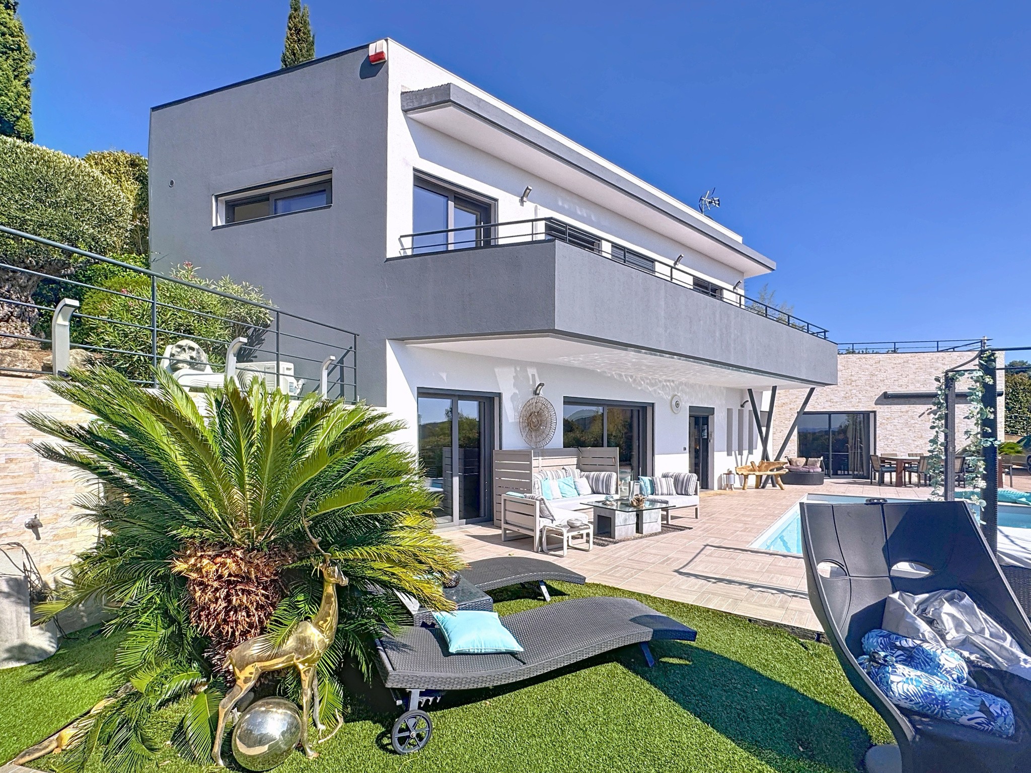 83700 DAINT RAPHAEL -VILLA CONTEMPORAINE F6 PISCINE JACUZZI — photo 6
