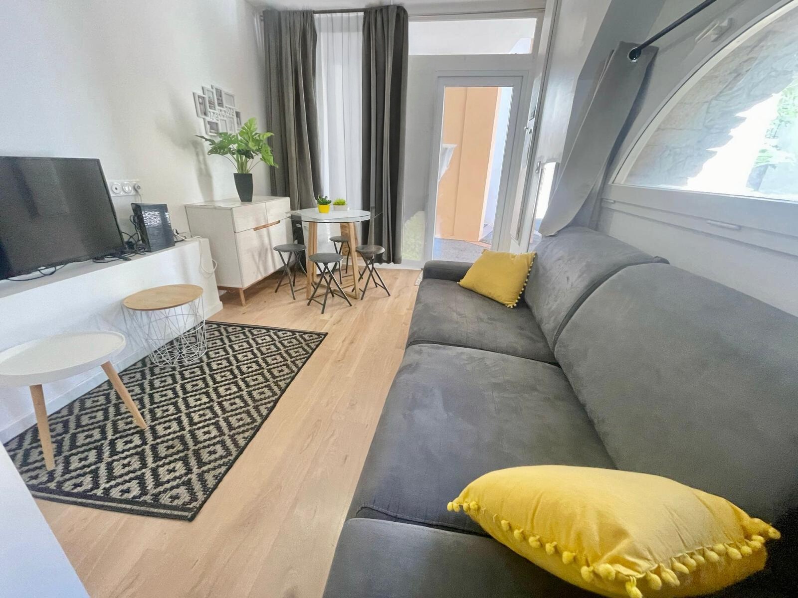 83700 SAINT RAPHAEL Appartement T1/2 Vue Mer RDC PISCINES — photo 2