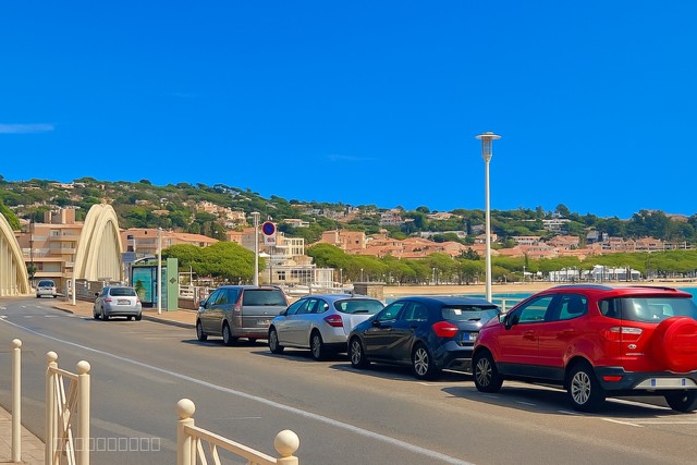 83120 SAINTE MAXIME -A LOUER- LOCAL COMMERCIAL OU PROFESSIONNEL BORD DE MER — photo 2