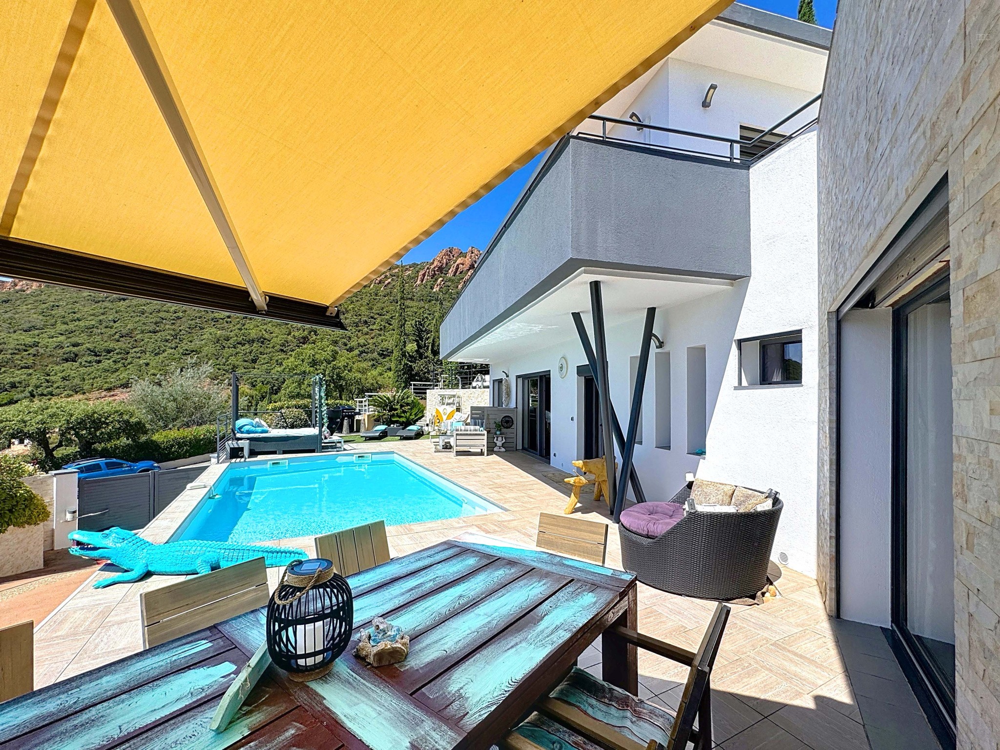 83700 DAINT RAPHAEL -VILLA CONTEMPORAINE F6 PISCINE JACUZZI — photo 3