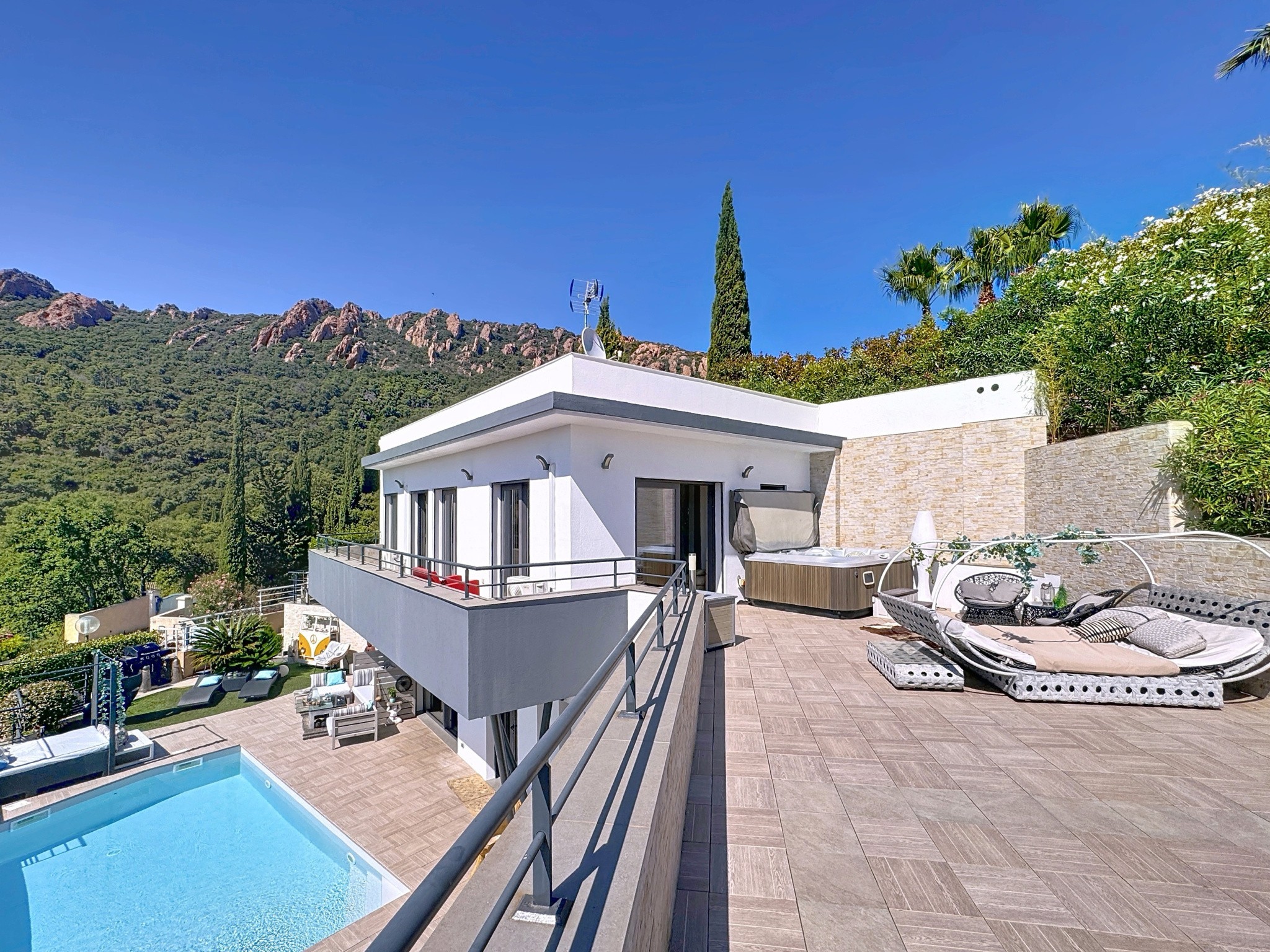 83700 DAINT RAPHAEL -VILLA CONTEMPORAINE F6 PISCINE JACUZZI — photo 8