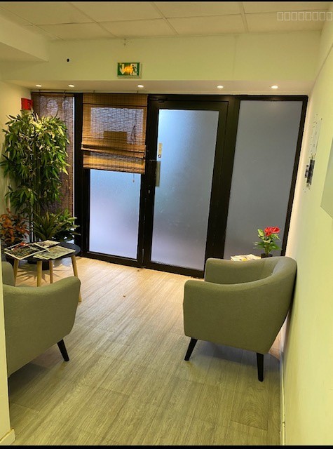 83120 SAINTE MAXIME -A LOUER- LOCAL COMMERCIAL OU PROFESSIONNEL BORD DE MER — photo 3
