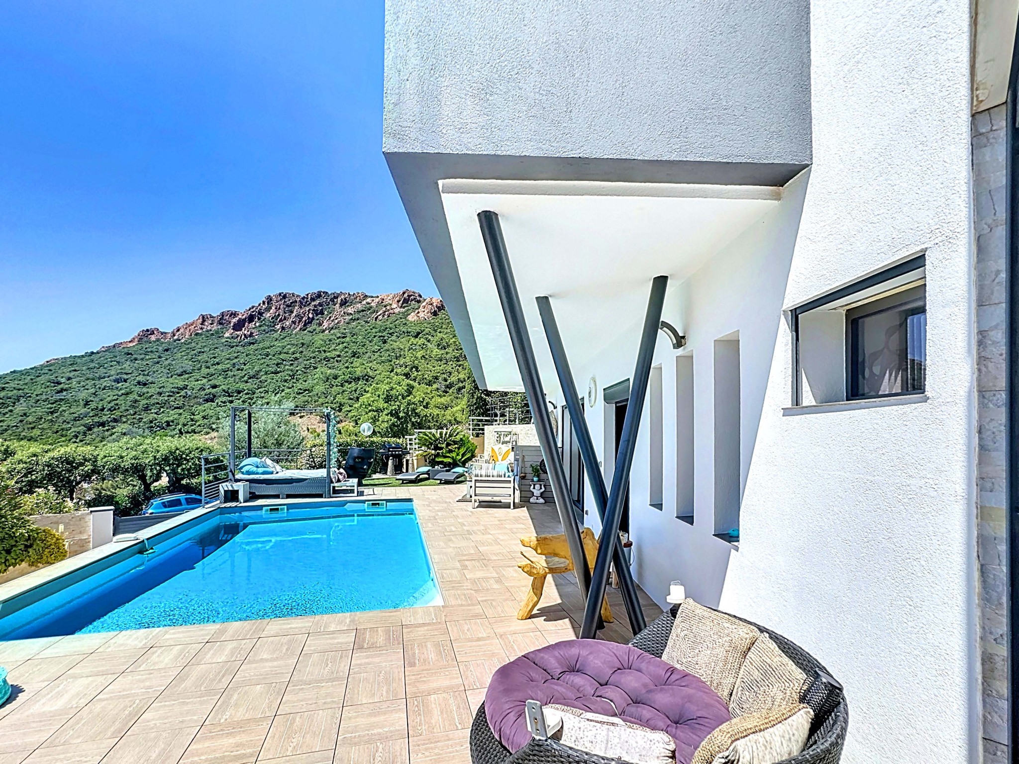83700 DAINT RAPHAEL -VILLA CONTEMPORAINE F6 PISCINE JACUZZI — photo 7