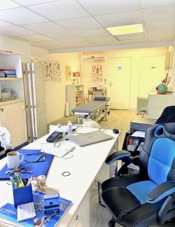 83120 SAINTE MAXIME -A LOUER- LOCAL COMMERCIAL OU PROFESSIONNEL BORD DE MER — photo 4
