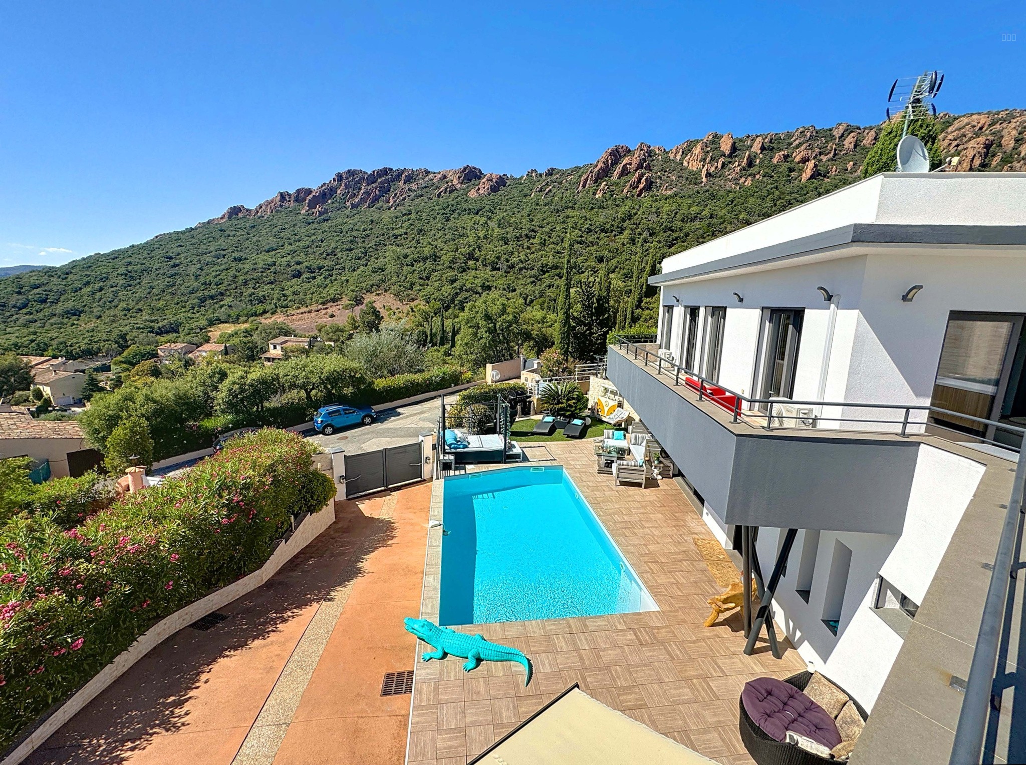 83700 DAINT RAPHAEL -VILLA CONTEMPORAINE F6 PISCINE JACUZZI — photo 5