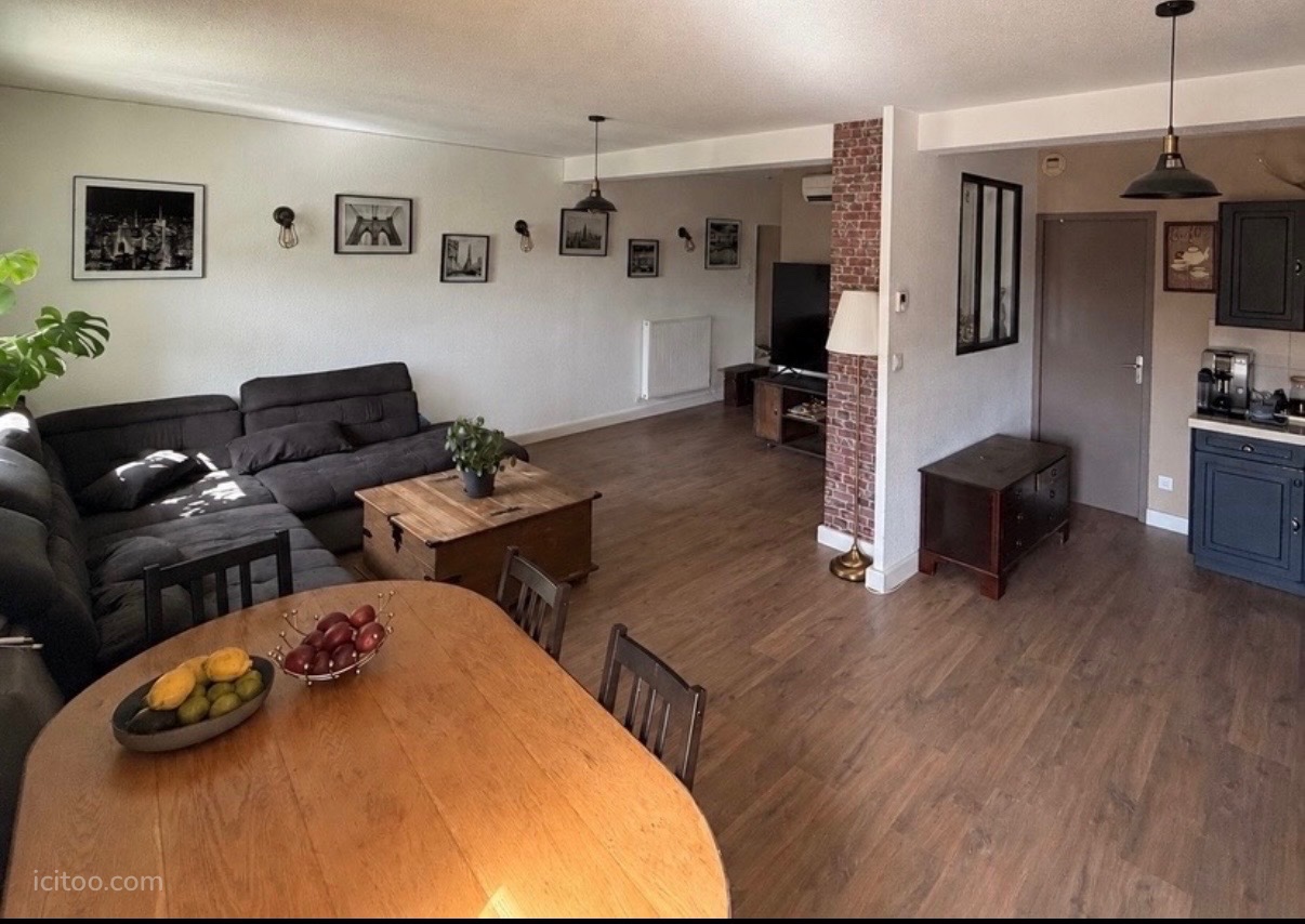 Appartement T4 à vendre à Feyzin 69320, salon séjour lumineux avec parquet et vue sur la cuisine ouverte.