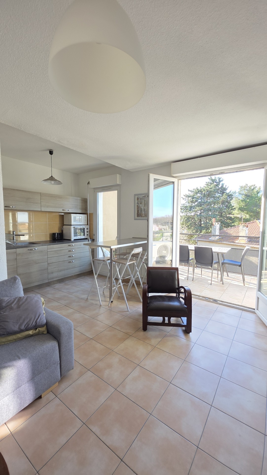 Appartement T3, terrasse, ascenseur, parking, proximité centre-ville Arles et écoles — photo 2
