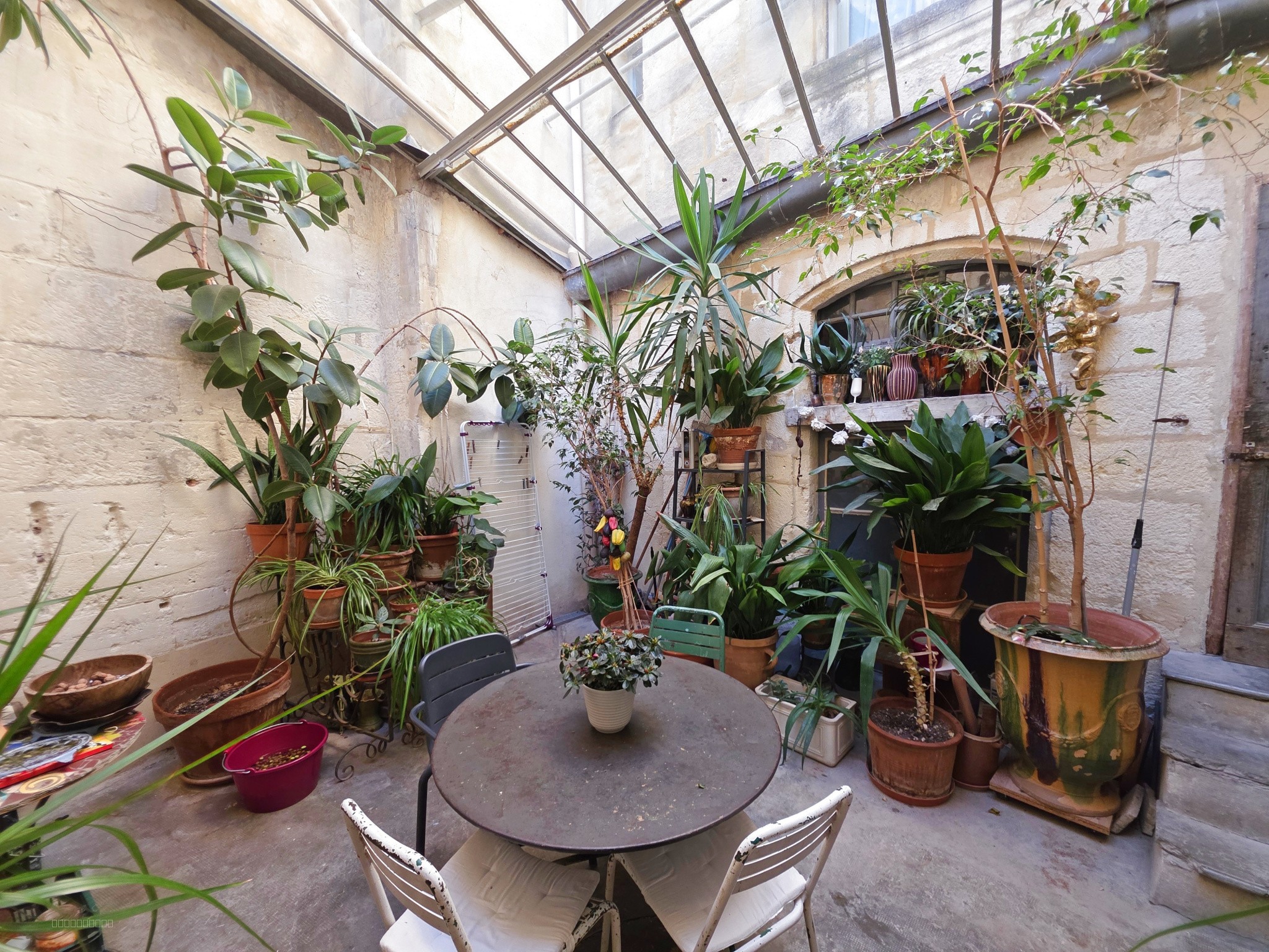 Splendide boutique d'angle dans le centre-ville historique d'Arles — photo 2