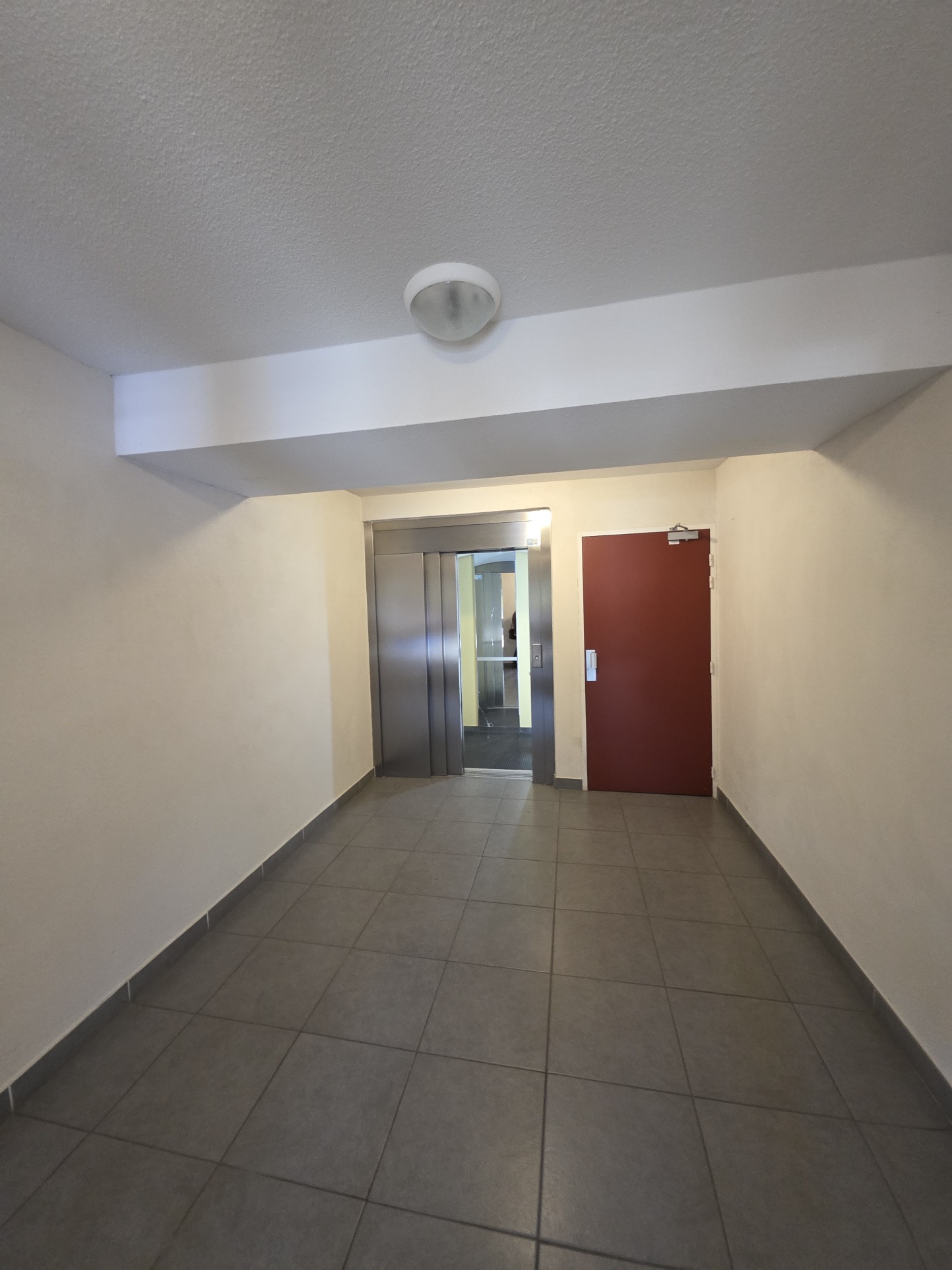 Appartement T3, terrasse, ascenseur, parking, proximité centre-ville Arles et écoles — photo 8