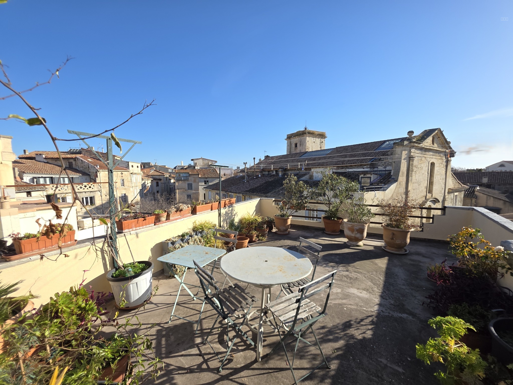 Splendide boutique d'angle dans le centre-ville historique d'Arles — photo 3