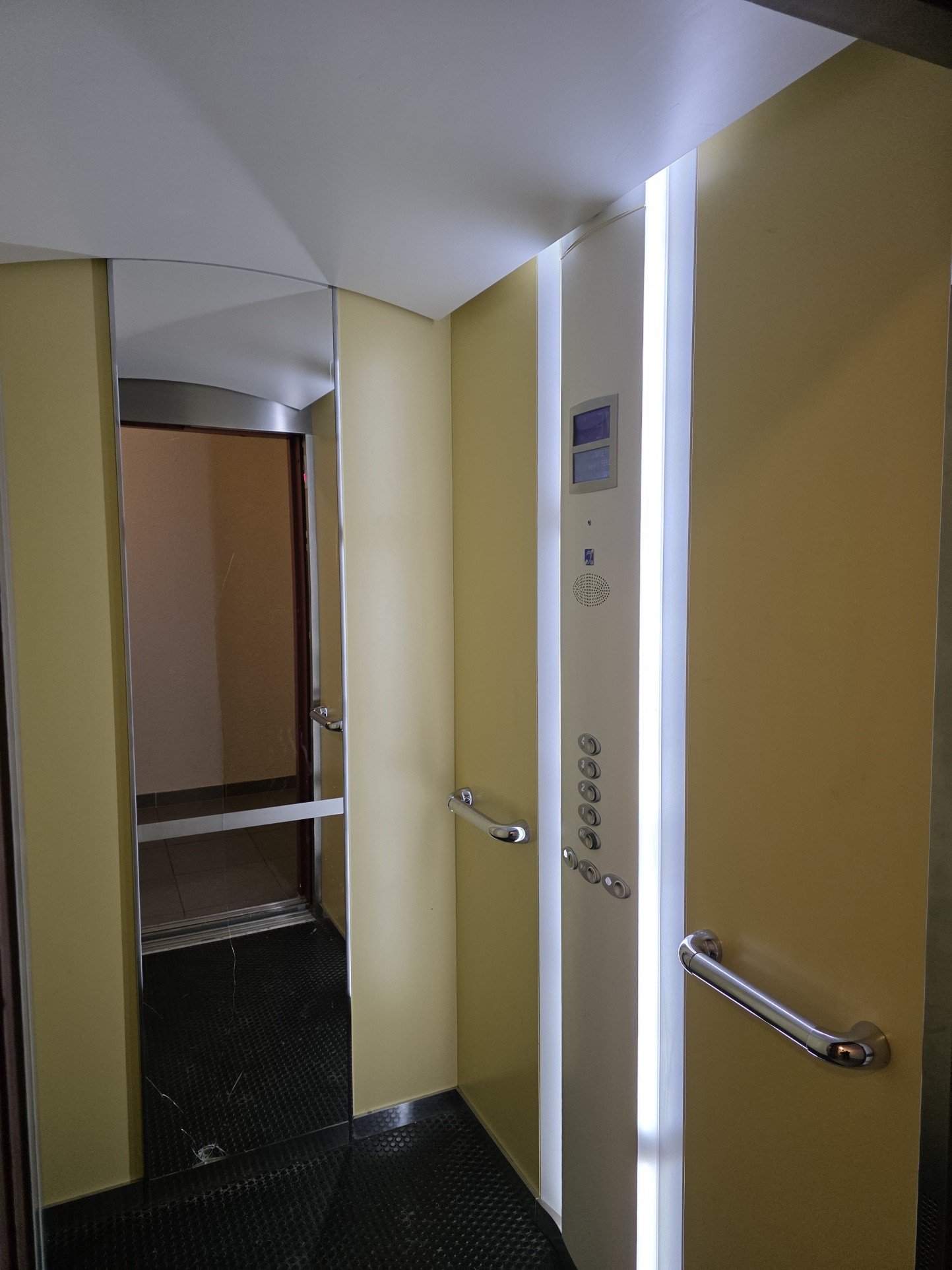 Appartement T3, terrasse, ascenseur, parking, proximité centre-ville Arles et écoles — photo 9