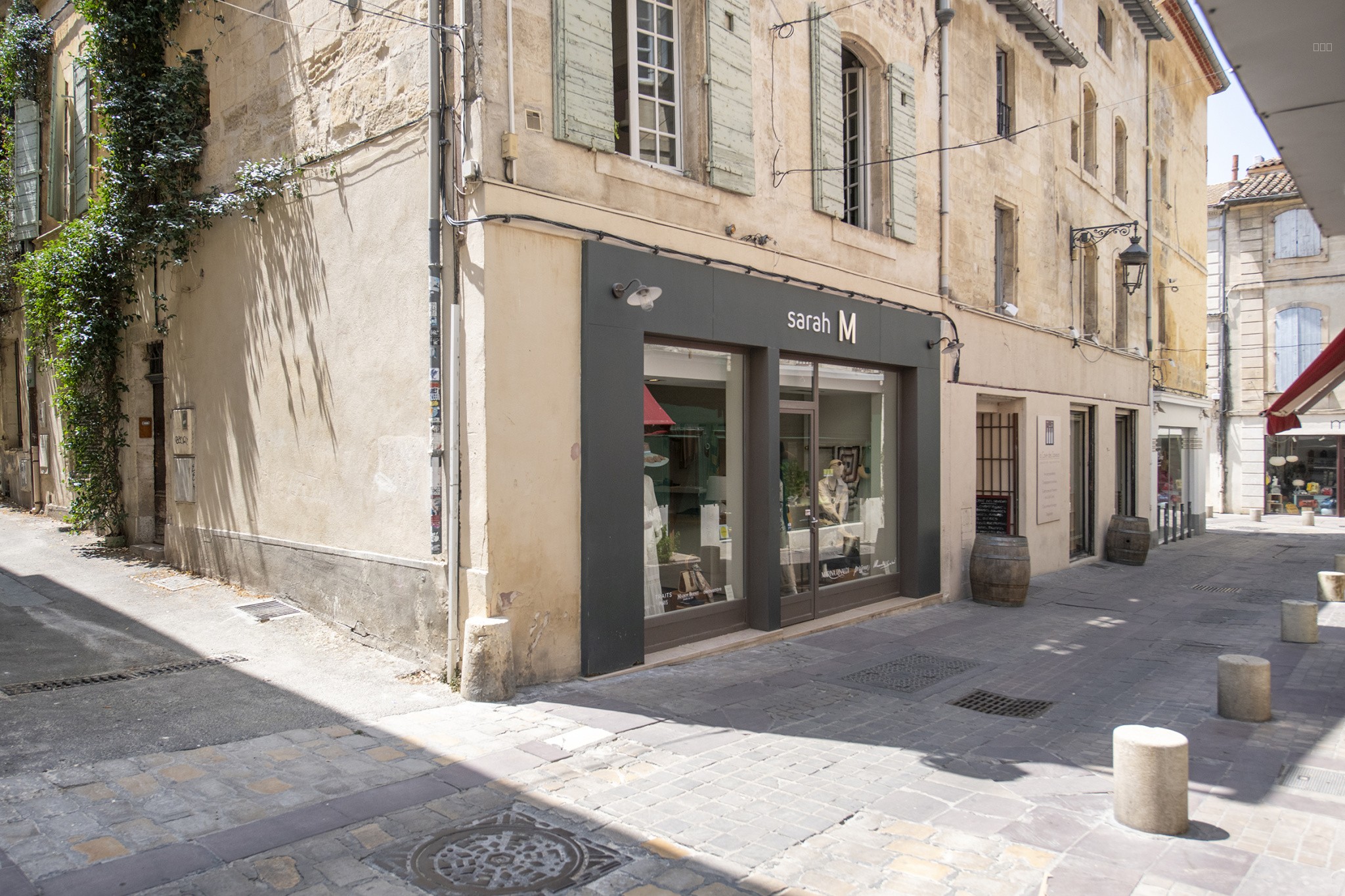 Splendide boutique d'angle dans le centre-ville historique d'Arles — photo 5