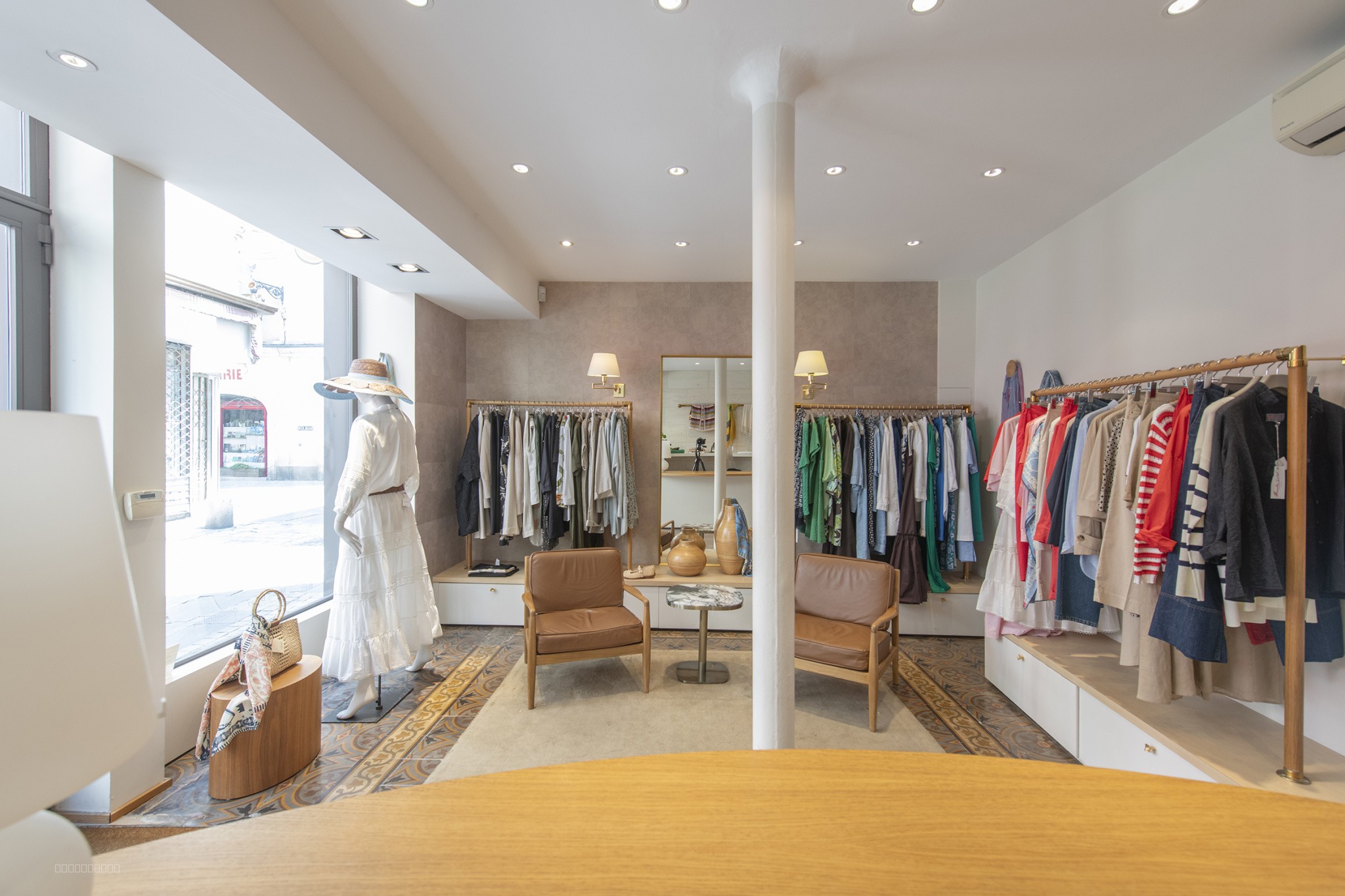 Splendide boutique d'angle dans le centre-ville historique d'Arles — photo 2
