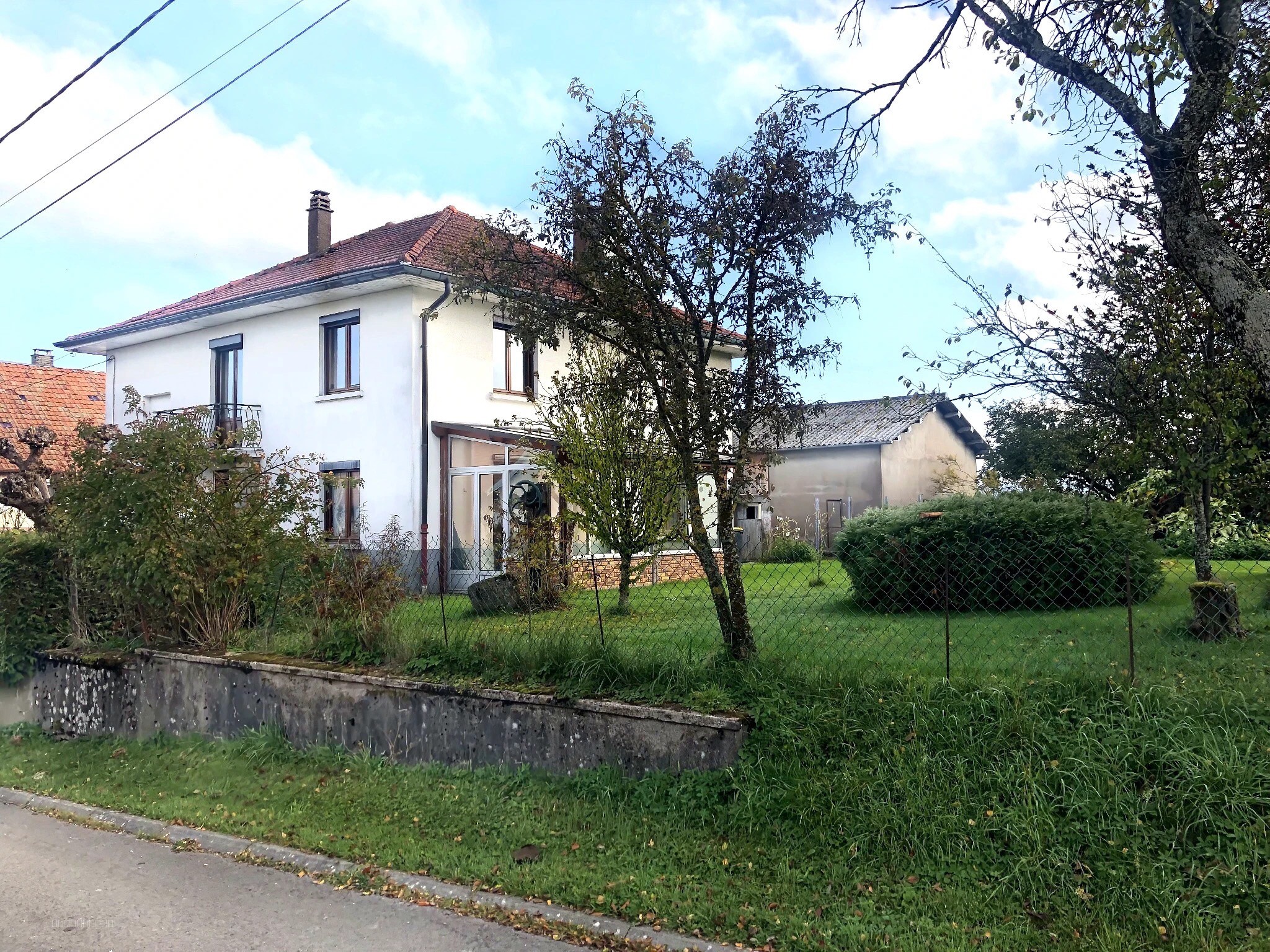 À vendre : Charmante Maison Individuelle avec Dépendance sur Grand Terrain a VELLEVANS 25430 — photo 2