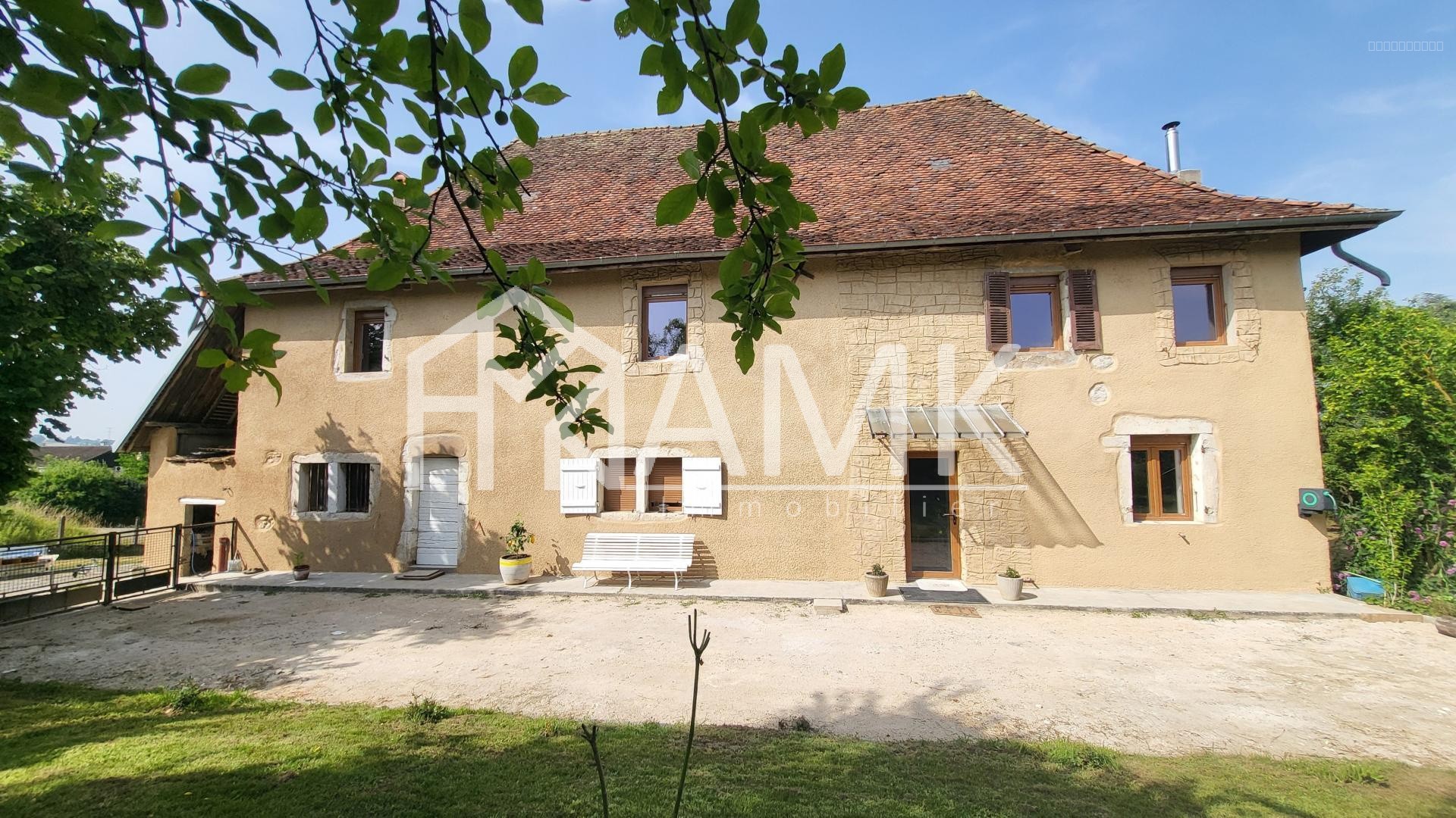PONT DE BEAUVOISIN, maison en pierre qui a du charme… et du potentiel ! avec grange, garage, et dépendances — photo 1
