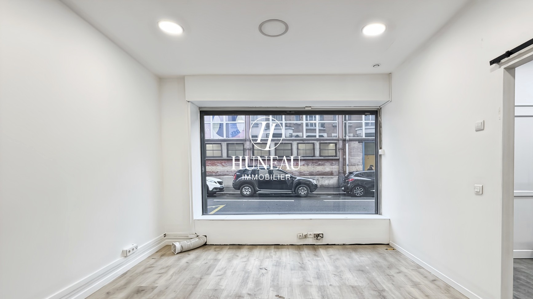 LOCAL COMMERCIAL DE 380 M2 SUR DEUX NIVEAUX — photo 2
