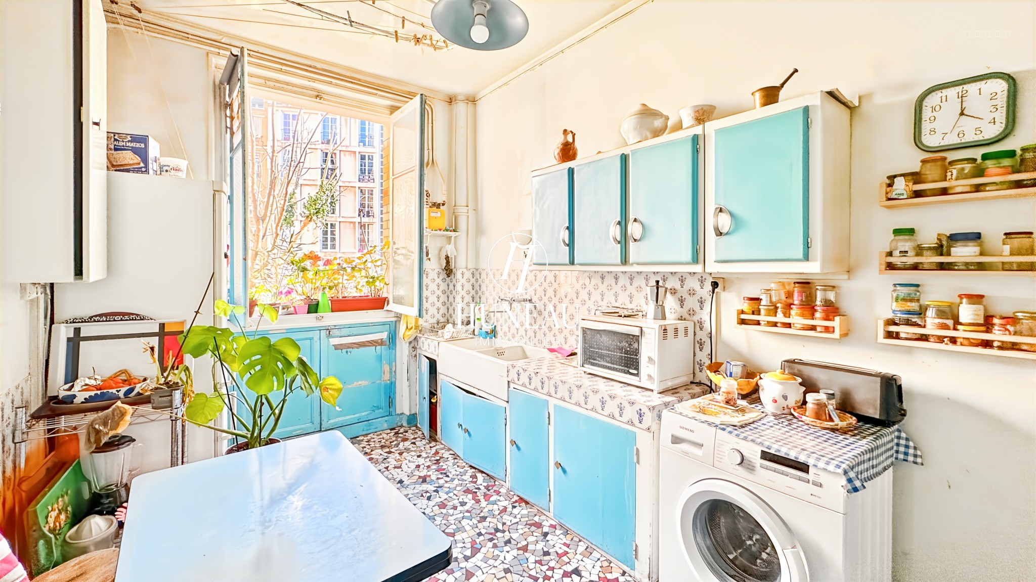 APPARTEMENT AVEC DE BEAUX VOLUMES, BEAUCOUP DE POTENTIEL ET UNE CHAMBRE DE SERVICE — photo 9