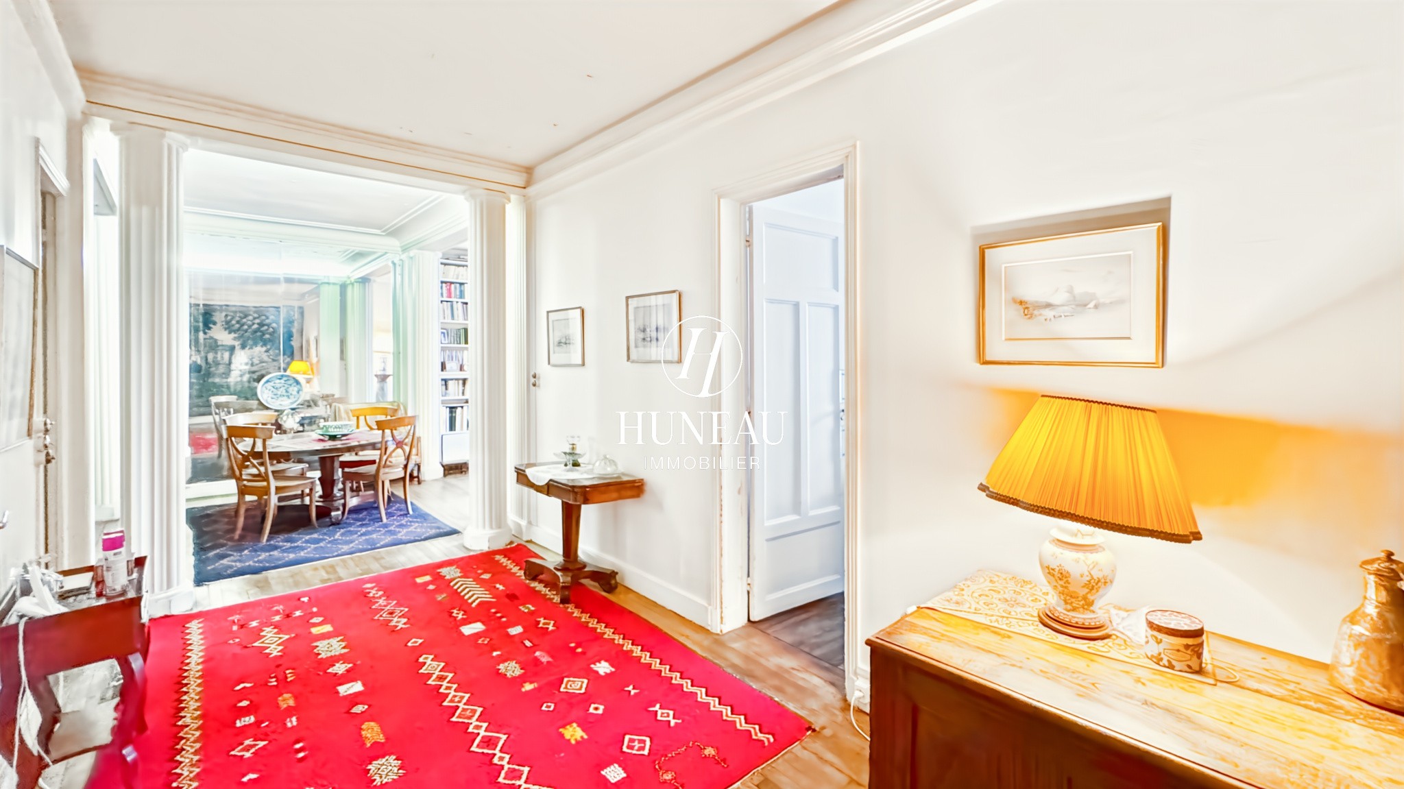 APPARTEMENT AVEC DE BEAUX VOLUMES, BEAUCOUP DE POTENTIEL ET UNE CHAMBRE DE SERVICE — photo 4