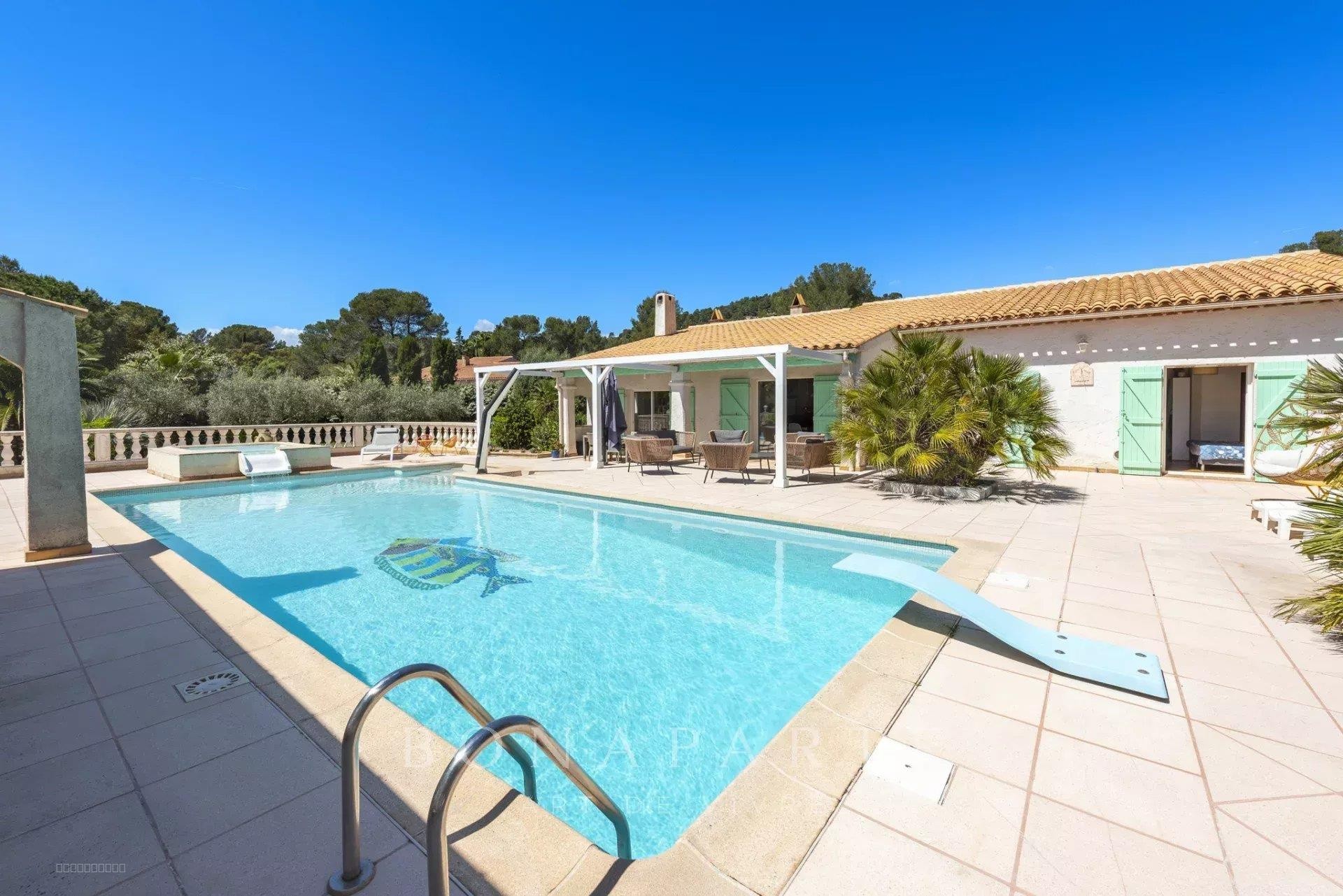 ROQUEBRUNE-SUR-ARGENS   Élégance, Volume et Art de Vivre Méditerranéen — photo 4