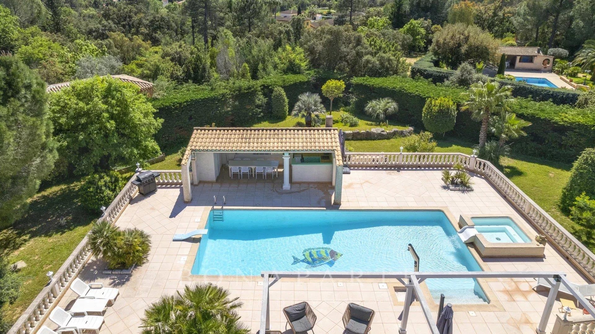 ROQUEBRUNE-SUR-ARGENS Élégance, Volume et Art de Vivre Méditerranéen — photo 1
