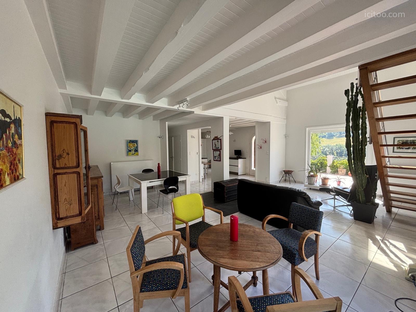 Cuisine moderne et équipée, idéale pour les repas en famille dans cette maison à vendre.