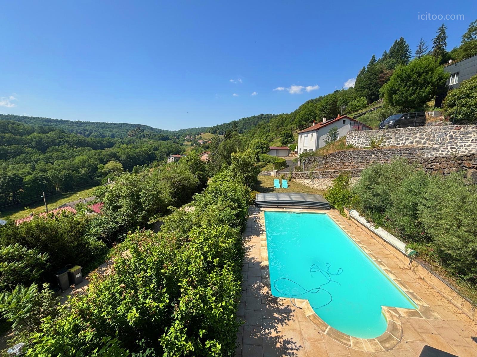 Maison familiale à vendre à Le Puy-en-Velay, vue panoramique sur la vallée et le château.