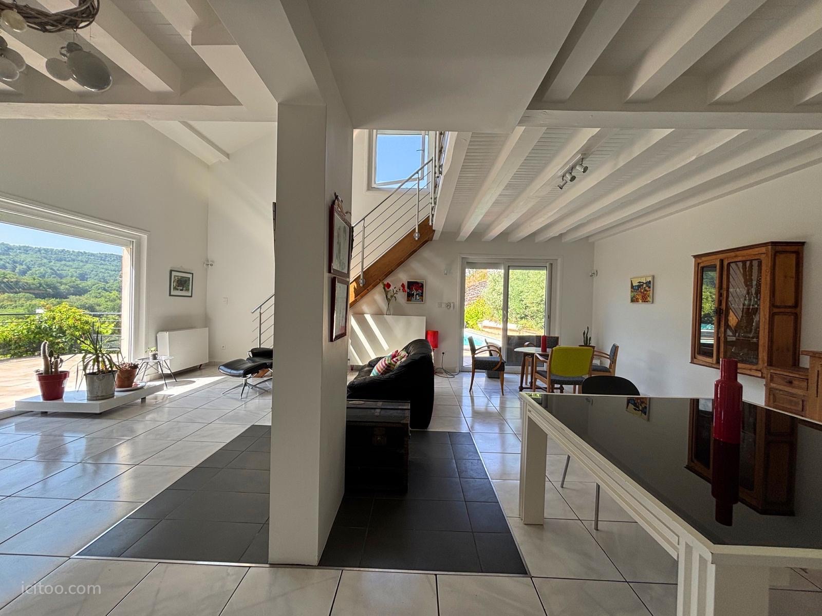 Salon spacieux et lumineux de 220m2 dans une maison à vendre près du Puy-en-Velay.