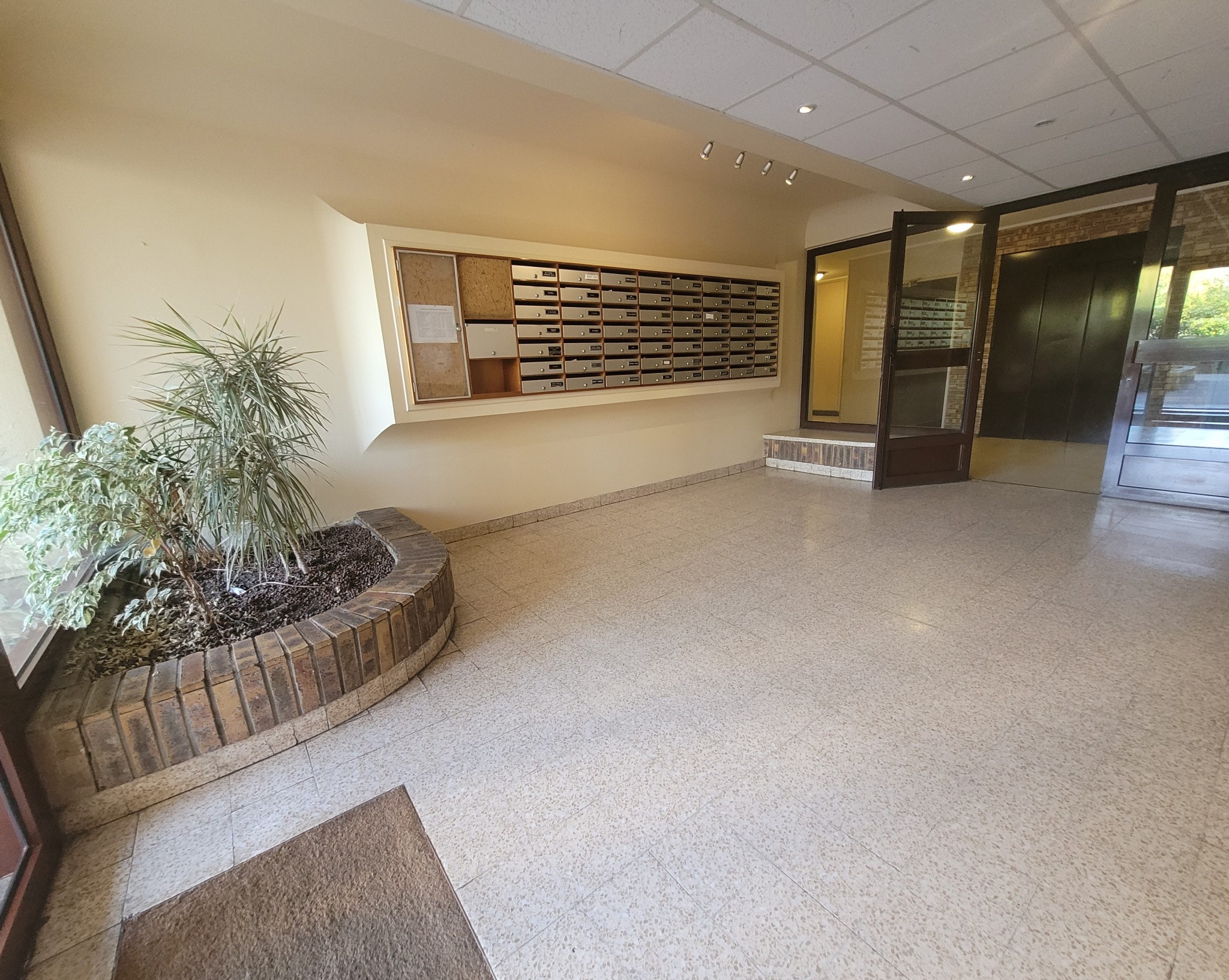 Appartement F2 avec box et balcon VILLIERS LE BEL — photo 3
