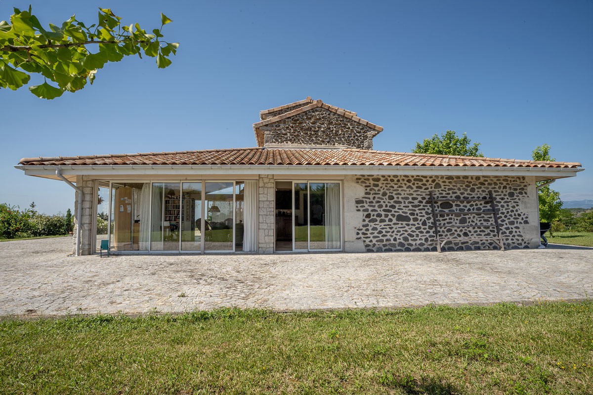 Deux maisons en pierre de 148 m2 et 104 m2, sur un terrain de 1,58 ha et une piscine avec vue panoramique. — photo 2