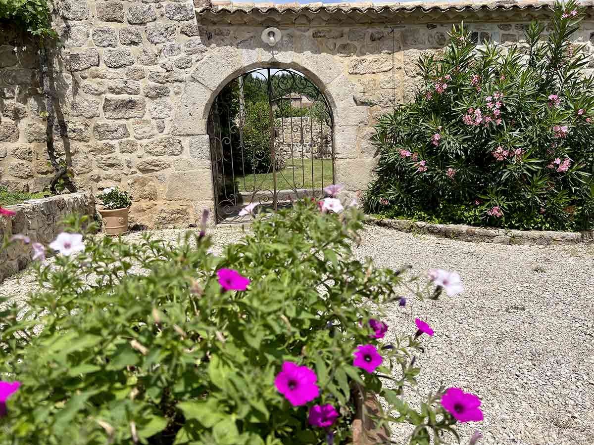 Un exceptionnel mas rénové de 196 m2 avec 1,6 ha de terrain et une piscine avec pool house. — photo 5