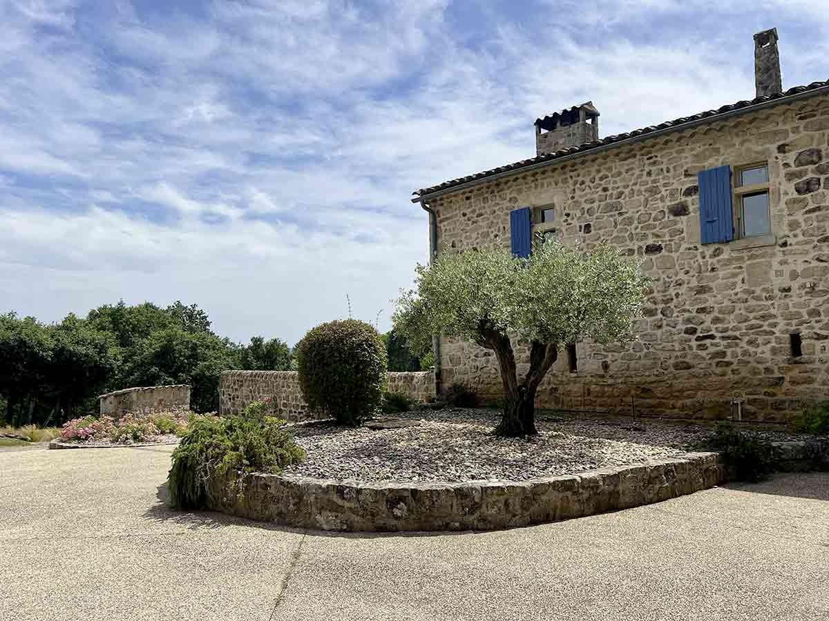 Un exceptionnel mas rénové de 196 m2 avec 1,6 ha de terrain et une piscine avec pool house. — photo 14