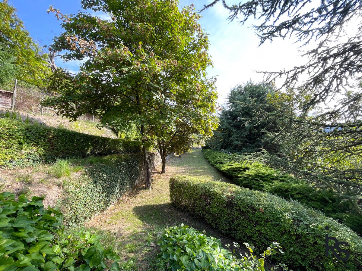 Une villa traditionnelle de 172 m2 avec une très jolie vue et 5612 m2 de terrain avec un jardin paysagé et un — photo 13