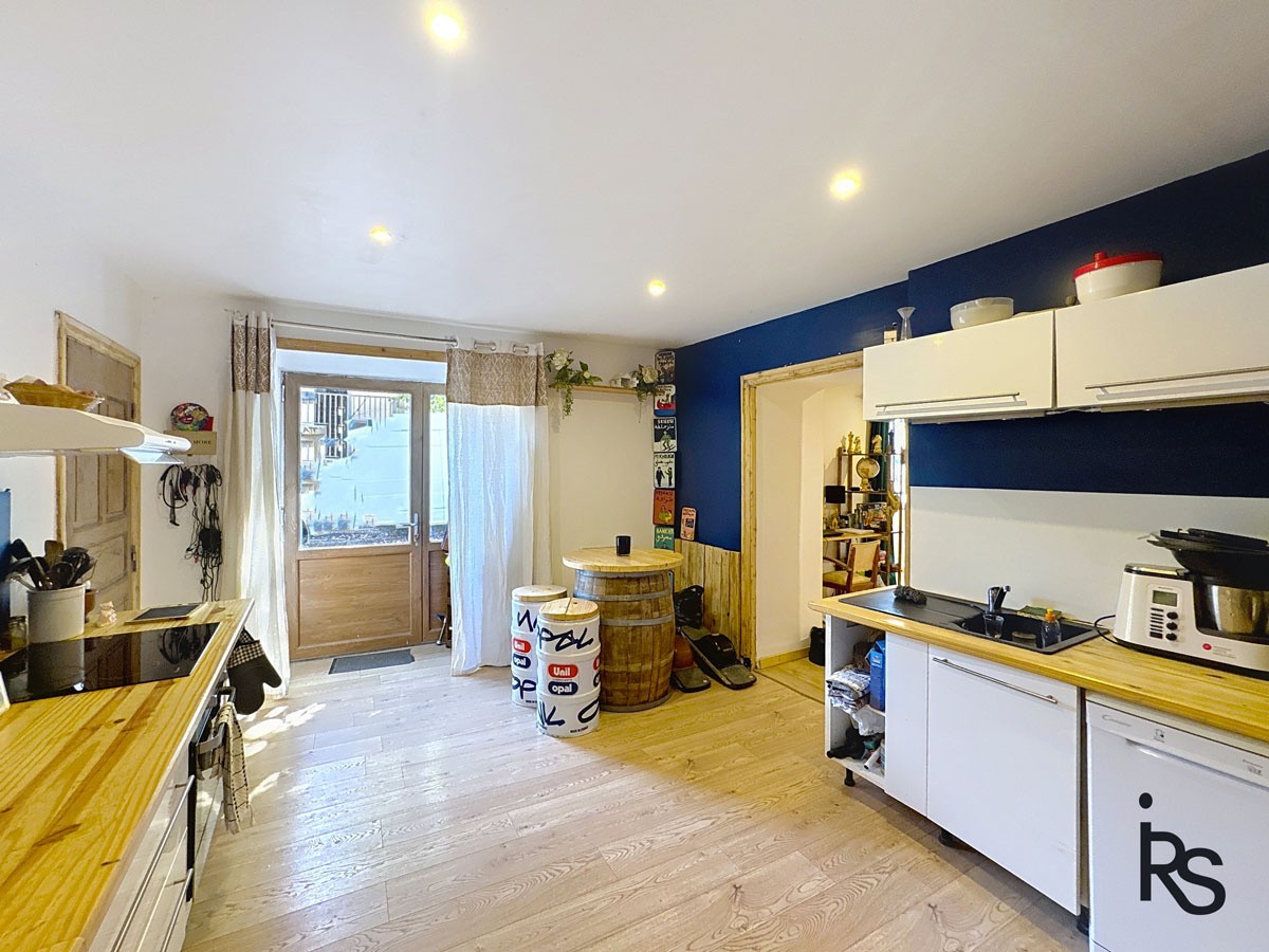 Maison de village avec un gîte, une petite cour et deux terrasses — photo 6