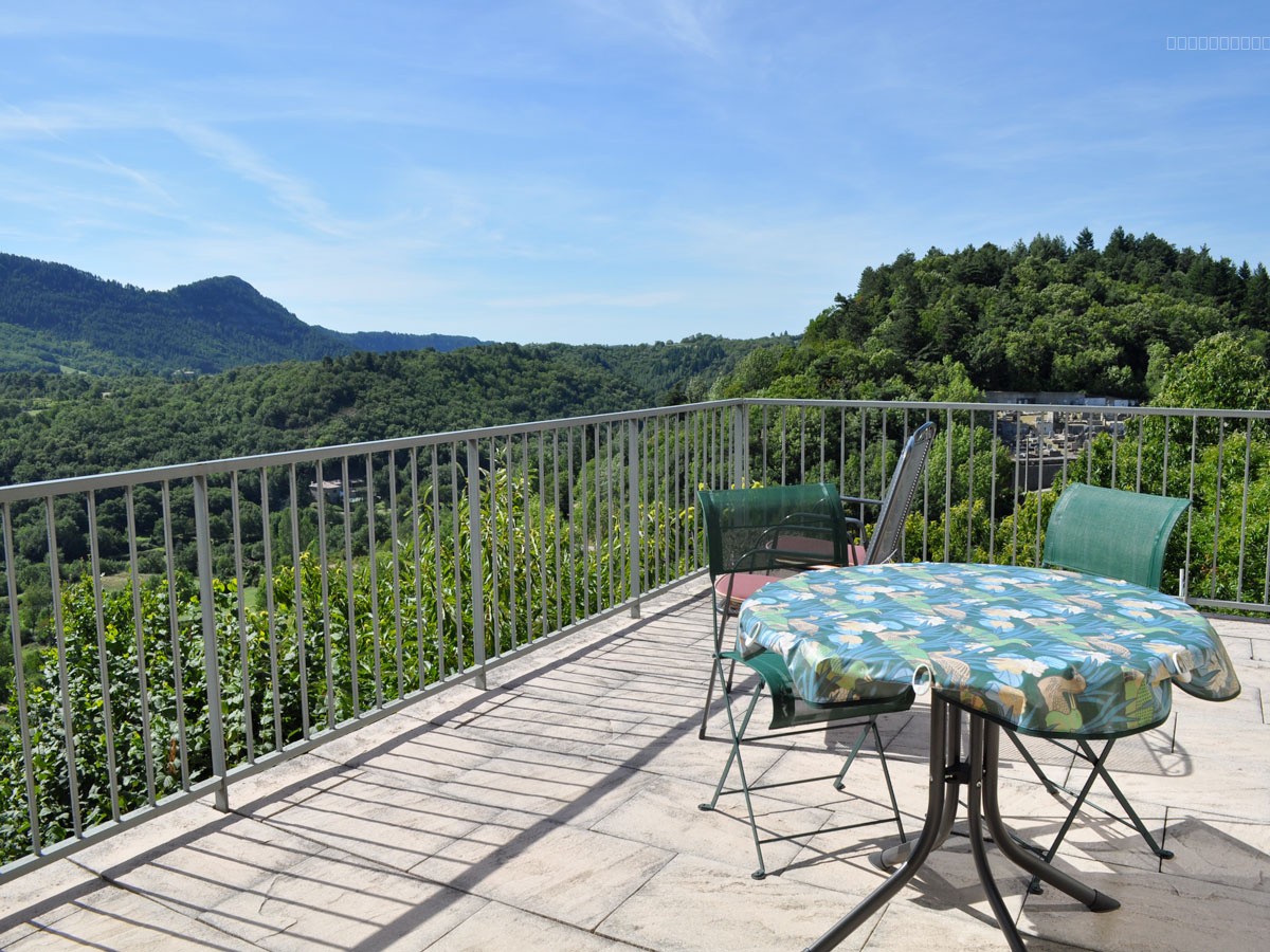 Une villa de 157 m2 avec une vue imprenable, une piscine chauffé et 2190 m2 de terrain arboré. — photo 3