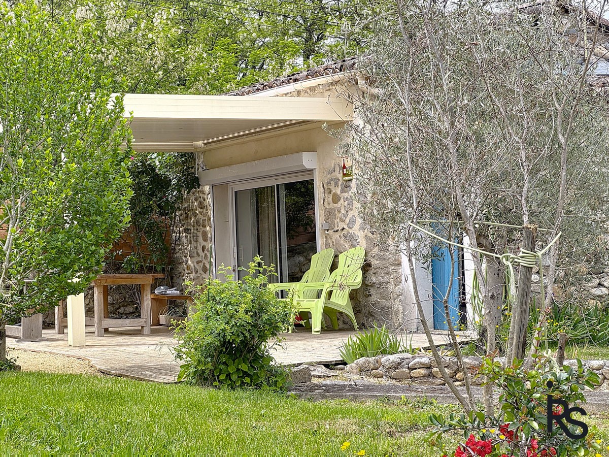 Sur les rives de la Rivière La Beaume, une propriété composée d'une habitation principale et de 8 gîtes — photo 2