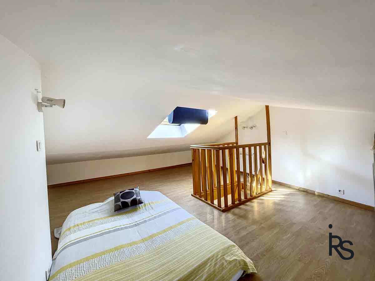 LARGENTIÈRE : une lumineuse maison de village en pierre de 78 m2 sur 3 niveaux avec balcon. — photo 12