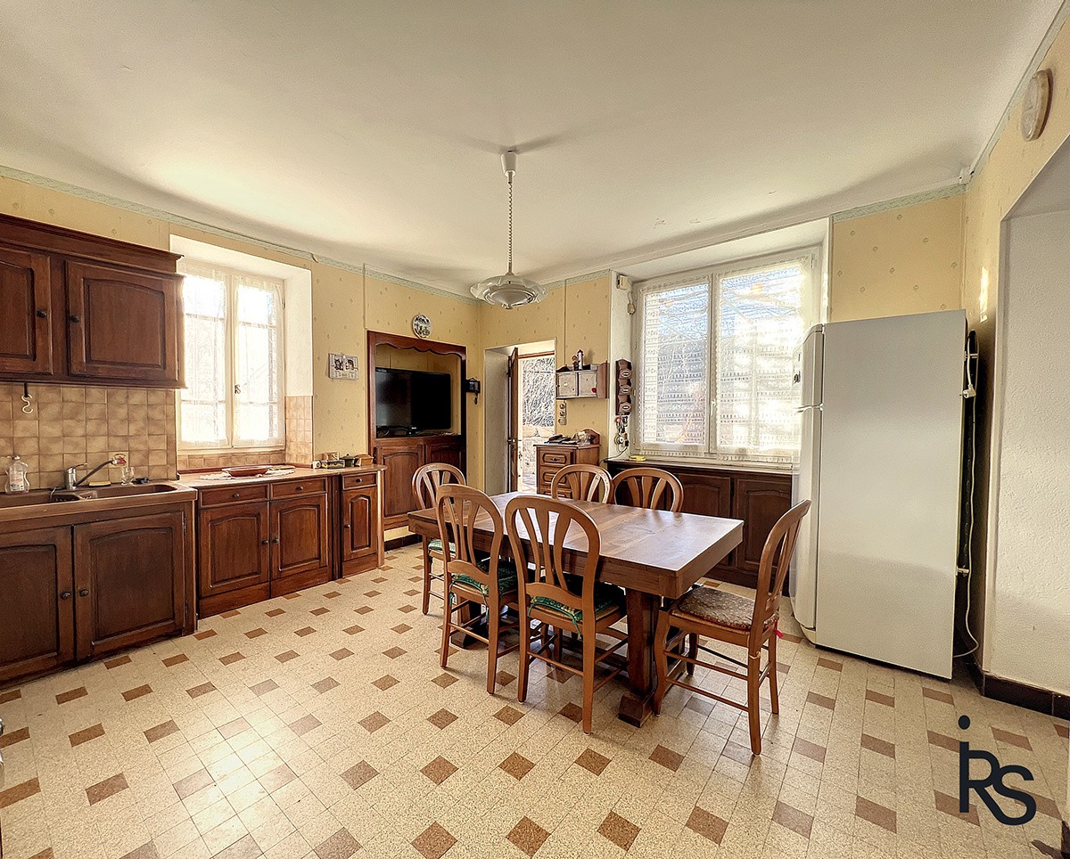 Une demeure rurale en 4 logements avec 6,34 ha de terrain et deux sources. — photo 8