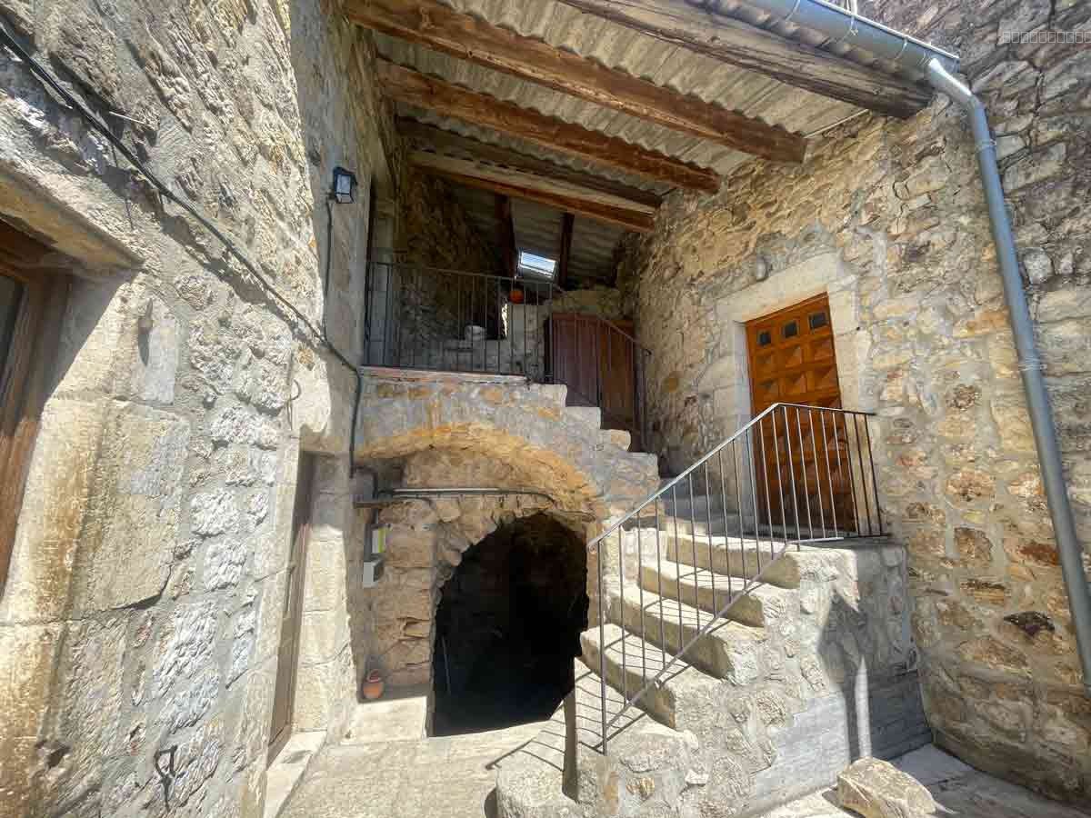 Dans un hameau typique, un ensemble immobilier de 3 maisons avec 8300 m2 de terrain et une vue splendide. — photo 5