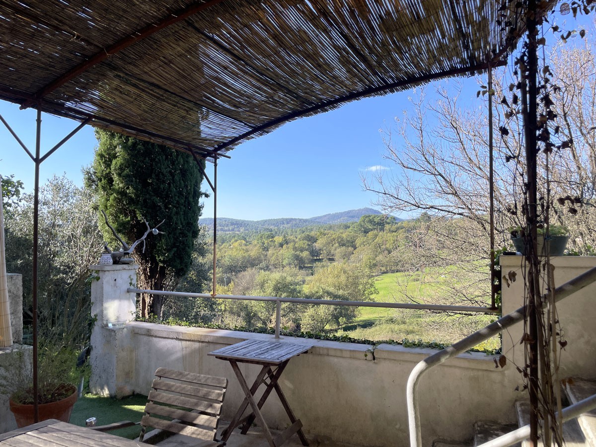Une maison du 19ème siècle et rénovée récemment, de 100 m2 avec un jardin de 1350 m2 et une vue magnifique. — photo 5
