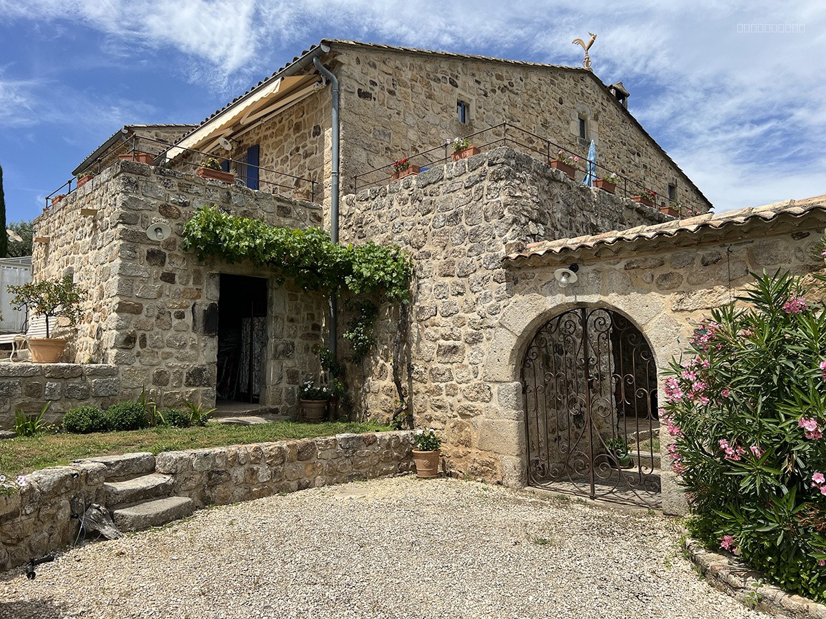Un exceptionnel mas rénové de 196 m2 avec 1,6 ha de terrain et une piscine avec pool house. — photo 3