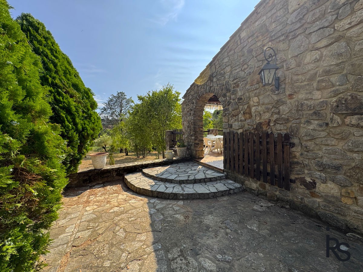 Au milieu d’un terrain arboré de 4350 m2, une maison de 107 m2 habitables — photo 4