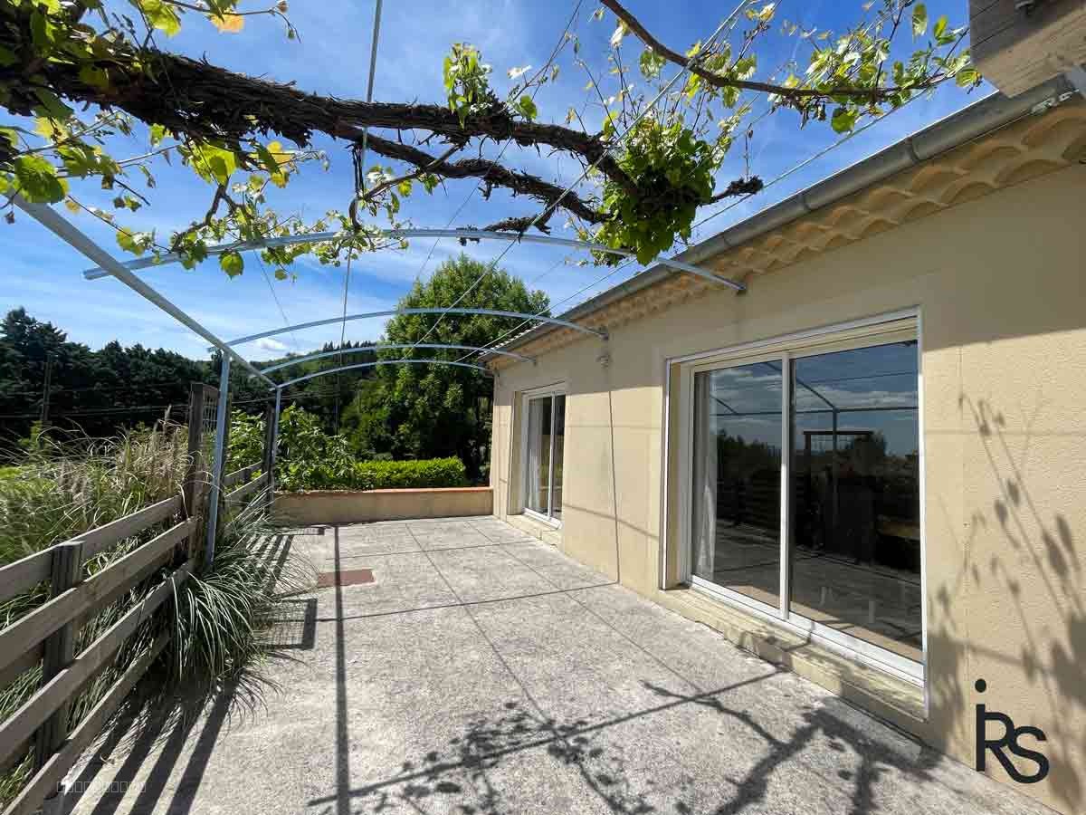 Une villa de 144 m2 habitables avec terrasse et 1138 m2 de jardin avec une belle vue sur les montagnes. — photo 14
