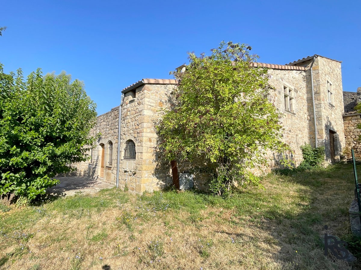 Une maison de caractère de 1803 avec 191 m2 habitables et dépendances, 3,2 ha de terrain et une belle vue. — photo 2