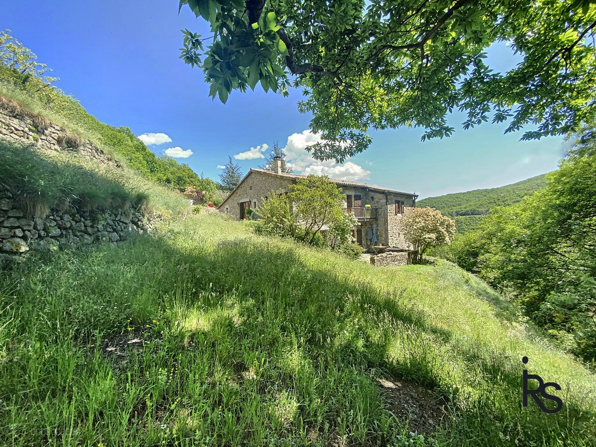 Demeure de caractère de 330m2 rénovés avec 6 chambres, 2,6 ha de terrain, piscine et vue dominante. — photo 4