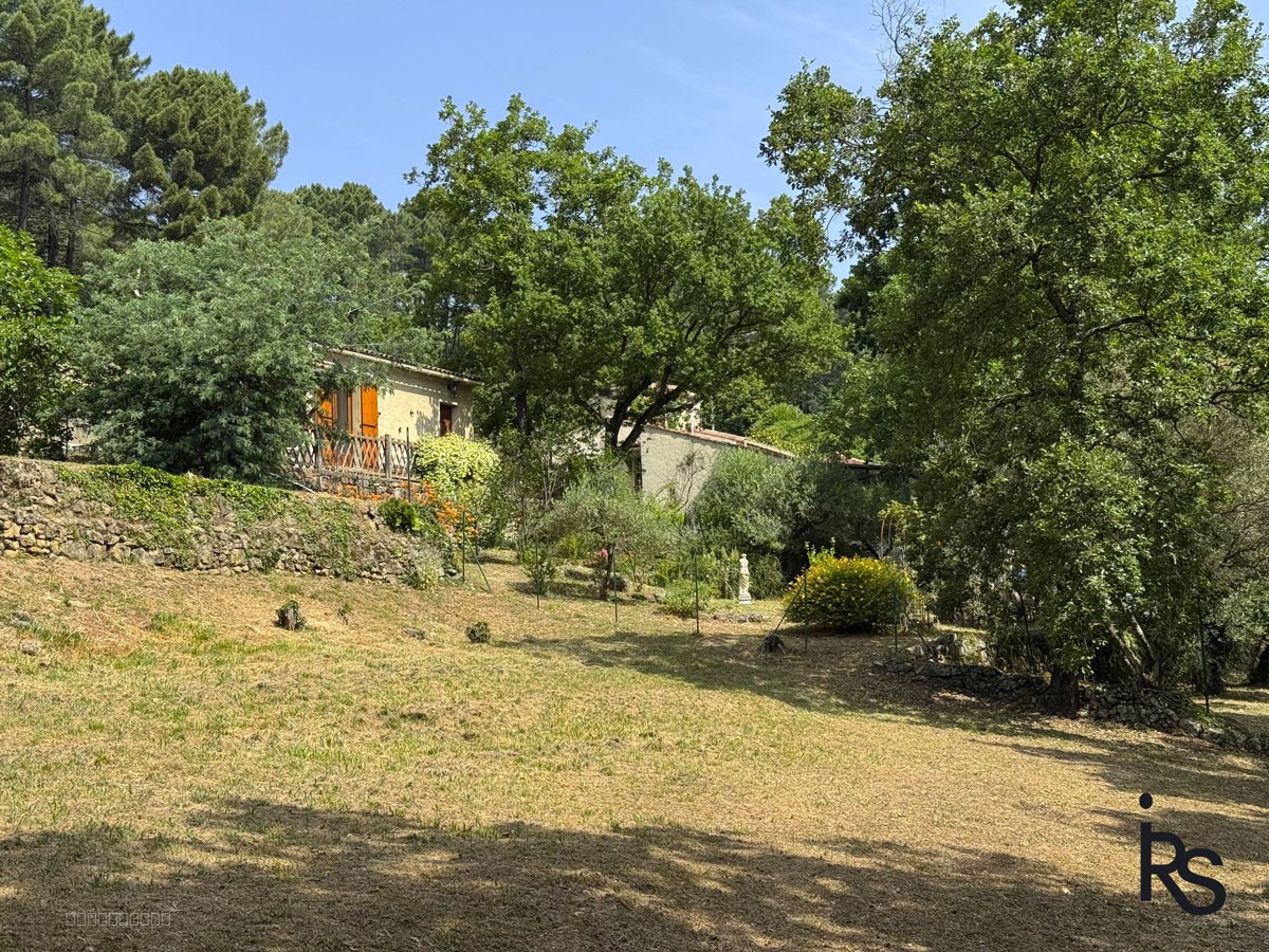 Un ensemble de deux maisons de 149 m2 et 34 m2 avec 4995 m2 de jardin au calme, avec une belle vue dégagée. — photo 2